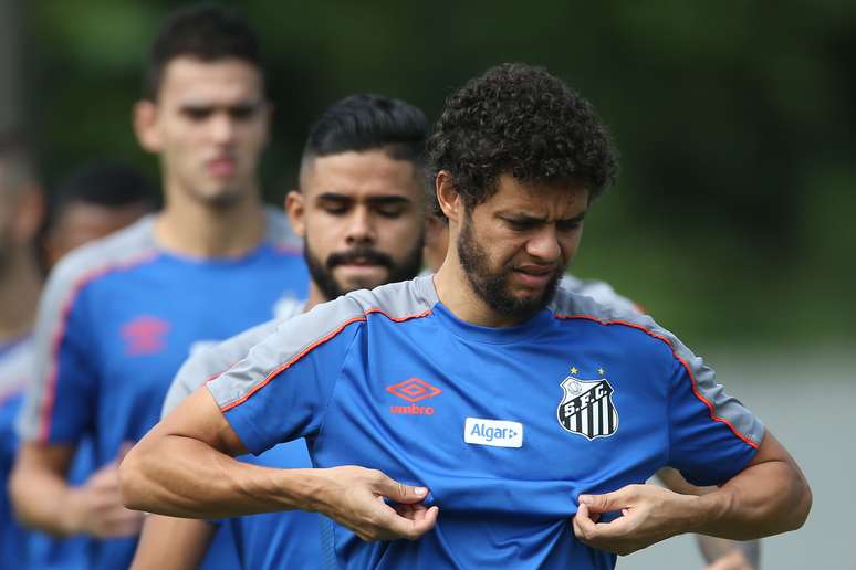 O jogador Victor Ferraz, do Santos, durante treino preparatório para o jogo contra o Botafogo válido pelo Campeonato Paulista 2019