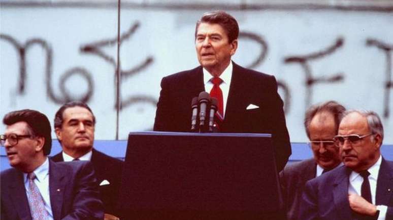 O apelo de Ronald Reagan a Mikhail Gorbachev para demolir o Muro de Berlim foi visto como uma ajuda para acabar com a Guerra Fria