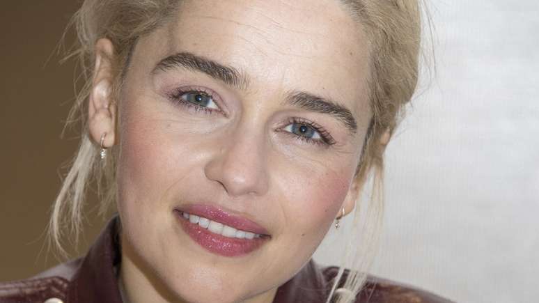 Emilia Clarke tinha 24 anos quando sofreu seu primeiro aneurisma