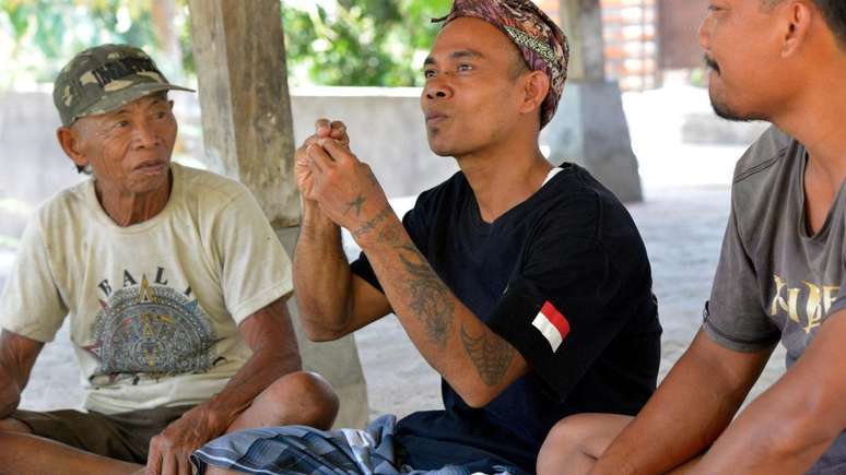 Getar (à esquerda) e outros habitantes de aldeia onde a Kata Kolok, que significa "conversa surda", em indonésio, facilita a comunicação