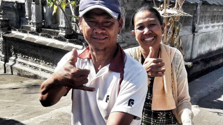 Muitos residentes ouvintes de Bengkala aprenderam a usar os sinais para se comunicar com a família e amigos kolok