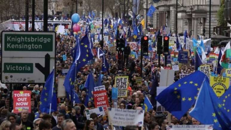 Manifestantes tomaram as ruas de Londres e se reuniram em frente ao Parlamento britânico