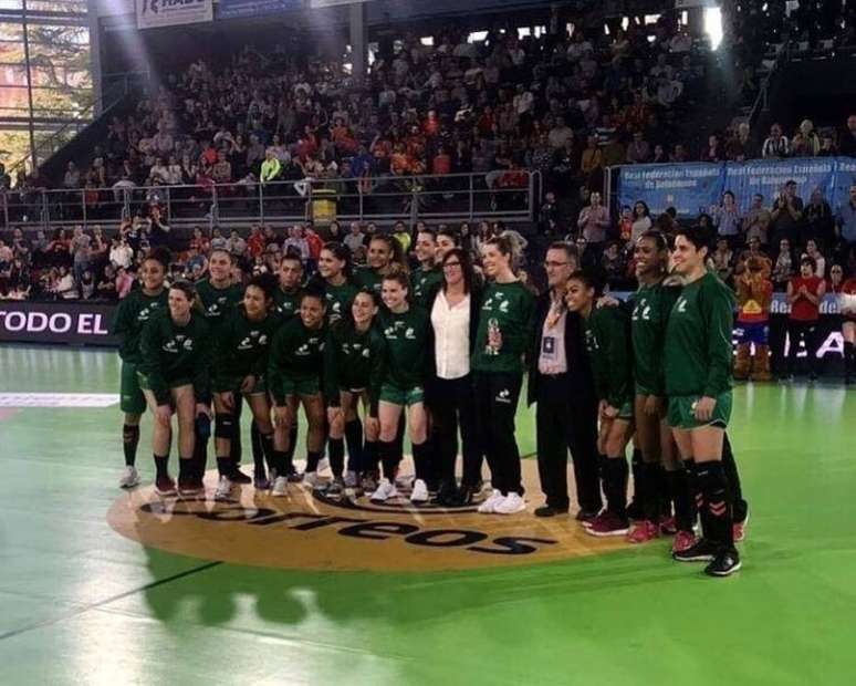 Seleção feminina de handebol encerra torneio amistoso com derrota para a Espanha
