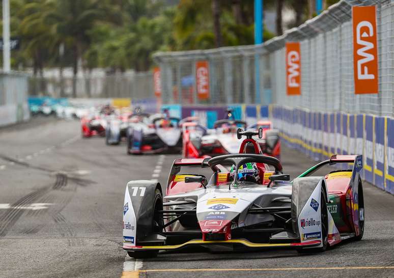 Rival erra e tira Lucas di Grassi da pista a menos de 2 minutos do fim