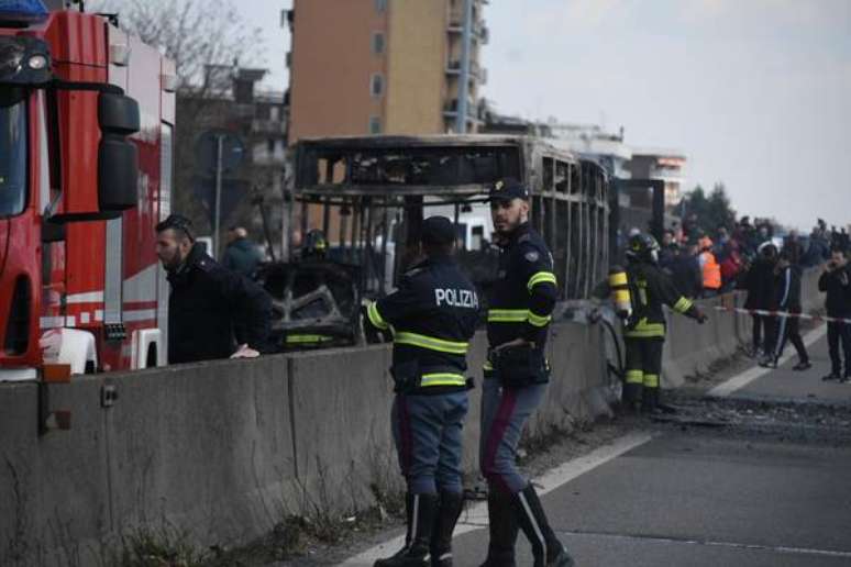 Homem incendiou ônibus com 51 estudantes na Itália, mas ninguém ficou ferido