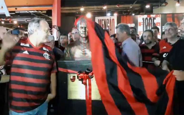Leandro ganhou um busto na entrada da Gávea, sede social do Flamengo (Foto: Reprodução)