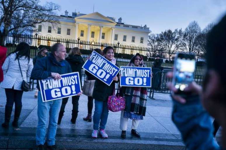 Protesto contra Trump em frente à Casa Branca, após a entrega do "relatório Mueller" sobre interferência russa