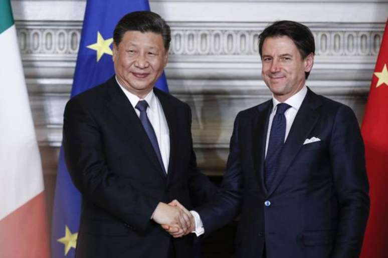 Xi Jinping cumprimenta o primeiro-ministro Giuseppe Conte