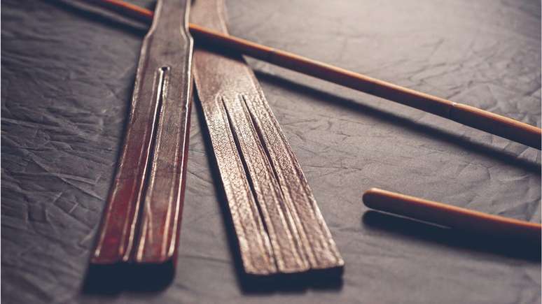 A palmat&oacute;ria &eacute; feita de madeira e tem tamanho vari&aacute;vel, geralmente em torno de 40 cm de comprimento e de 5 cm a 10 cm de largura