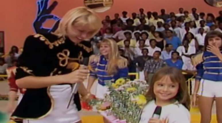 Duda Little entrega flores para Xuxa no 'Doming&atilde;o do Faust&atilde;o'.