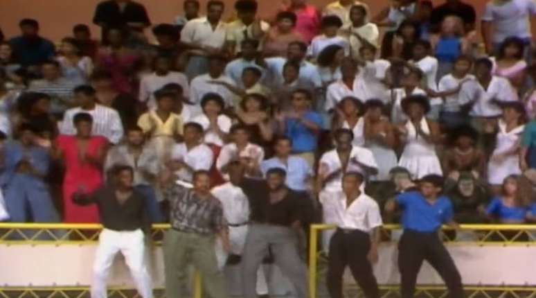 Dan&ccedil;arinos e dan&ccedil;arinas animados no primeiro 'Doming&atilde;o do Faust&atilde;o'.