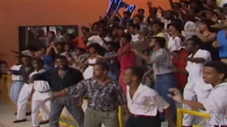 Homens e mulheres dan&ccedil;am animados durante a estreia do 'Doming&atilde;o do Faust&atilde;o'.