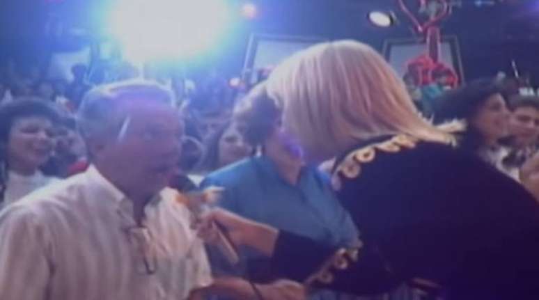 Xuxa canta com Rog&eacute;rio Cardoso no 'Doming&atilde;o do Faust&atilde;o'.
