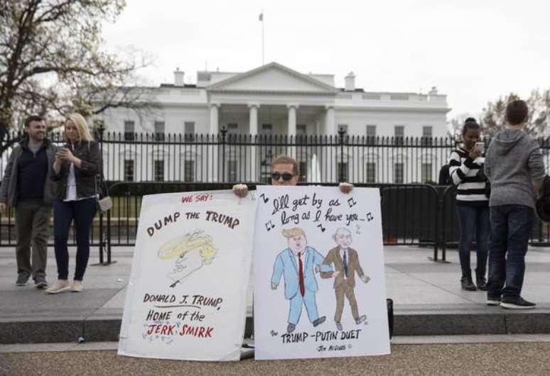 Manifestante protesta contra Donald Trump em frente à Casa Branca