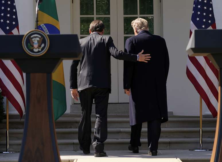 Bolsonaro e Trump ao fim da entrevista na Casa Branca