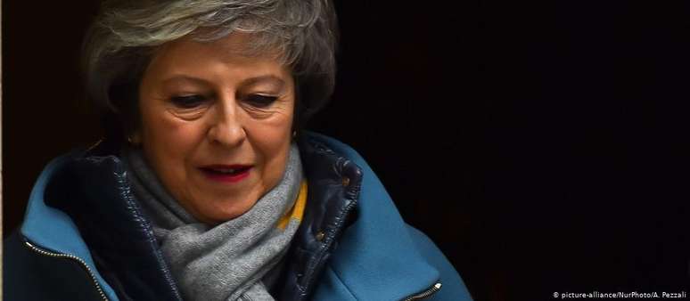 Theresa May enfrenta demanda por demissão, diz imprensa