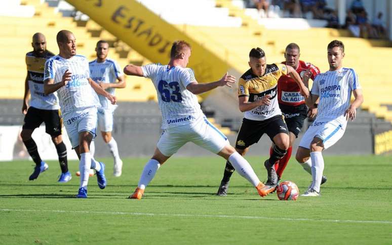 Avaí domina o jogo após a expulsão de Eduardo e vence por 2 a 0. (Foto: Caio Marcelo / Criciúma EC)