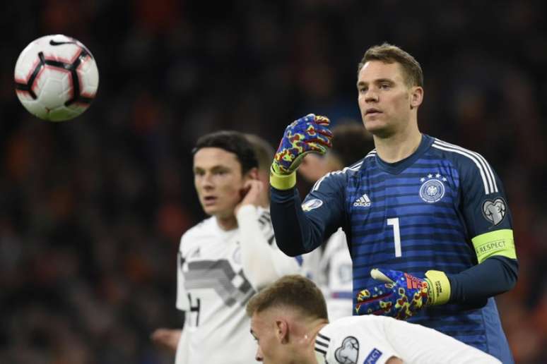 Neuer é o goleiro que mais defendeu a Alemanha junto com Kahn (Foto: JOHN THYS / AFP)