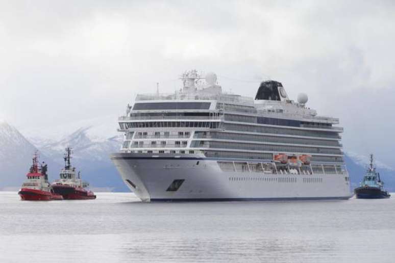 Navio Viking Sky chega no porto de Molde