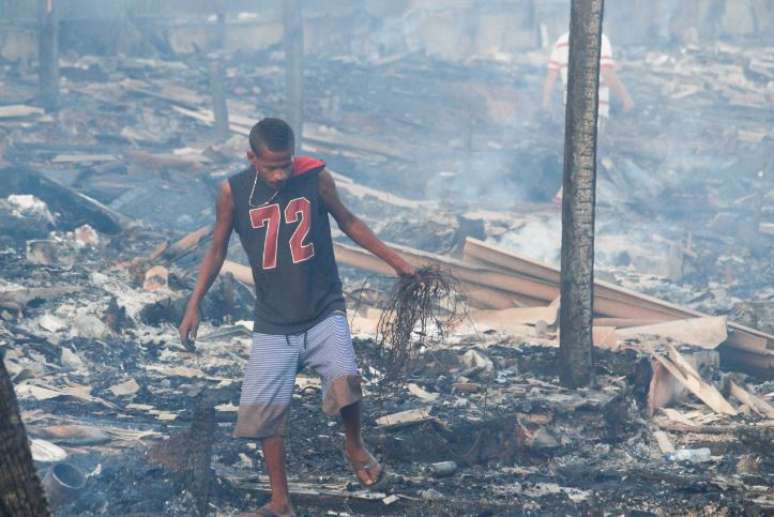 Rescaldo do incêndio que atingiu a Favela do Cimento, na Radial Leste, zona leste de São Paulo, próximo ao Viaduto Bresser, na manhã deste domingo, 24