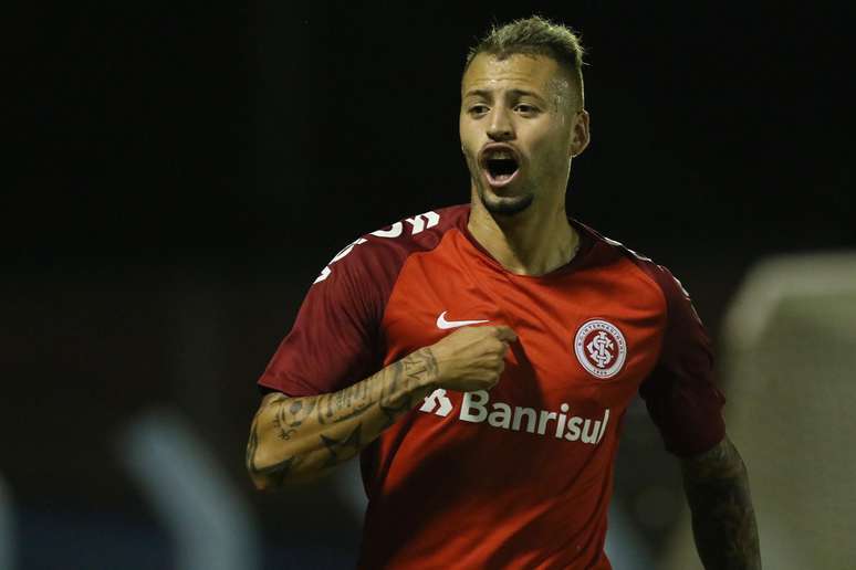 Nico López, jogador uruguaio do Internacional-RS, comemora seu gol durante a primeira partida contra o Novo Hamburgo