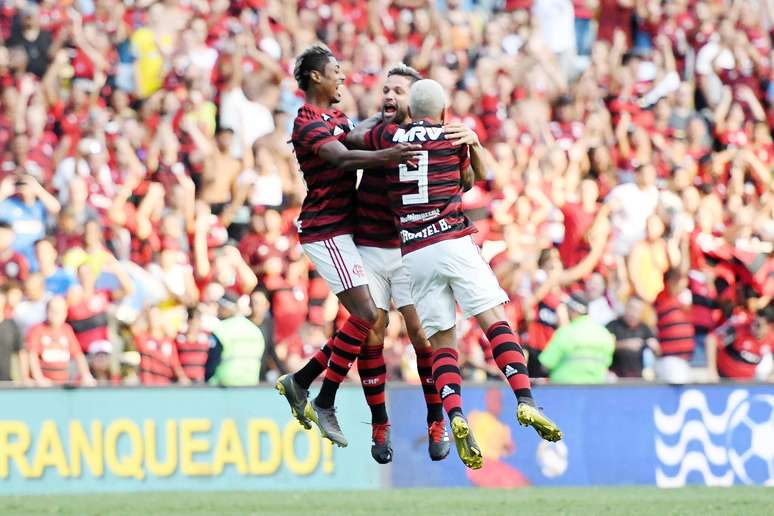 Em clássico movimentado, Flamengo bate o Fluminense por 3 a 2 no Maracanã