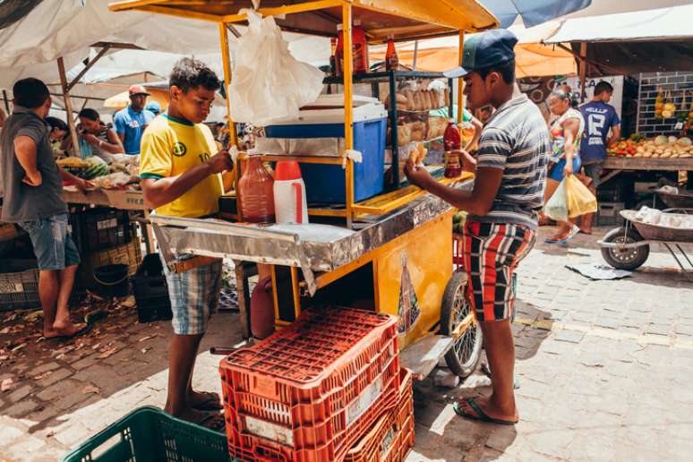 Carrinho de lanche no mercado de agricultores no nordeste do Brasil; com desemprego em alta e recuperação lenta, peso dos salários no rendimento das famílias caiu