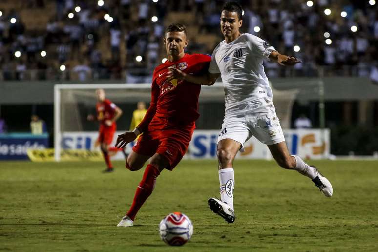 Partida entre Santos x Red Bull Brasil, valido pela partida de ida, das quartas de finais, do Campeonato Paulista, realizado no estadio do Pacaembu, zona oeste de Sao Paulo, na noite deste sabado, 23. 