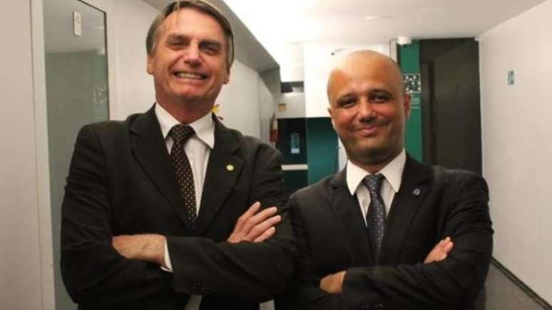 Bolsonaro e o major Vitor Hugo