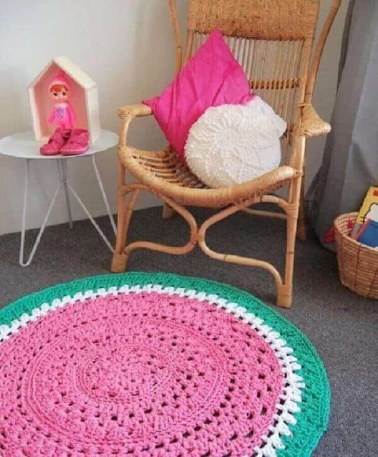 40.. Decoração infantil com tapete de crochê redondo em tons de rosa, branco e verde – Foto: Facilisimo