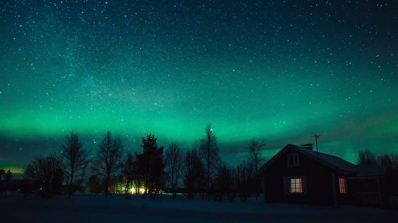 A aurora boreal na Finlândia; mesmo com longos invernos, países nórdicos têm alto índice de felicidade em rankings internacionais, mas especialistas dizem que esses levantamentos não conseguem medir a felicidade subjetiva