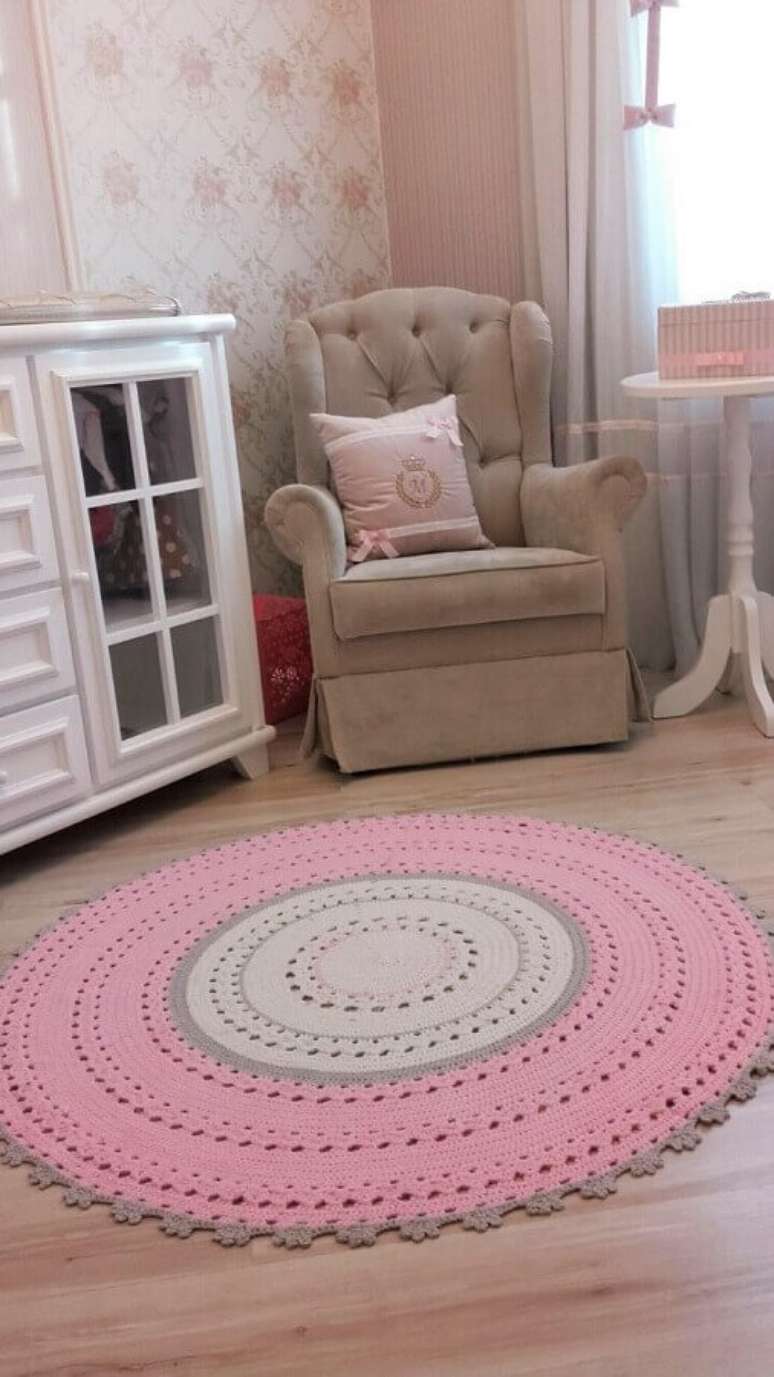 22. Decoração de quarto infantil com tapete redondo de crochê cinza e rosa – Foto: Pinterest