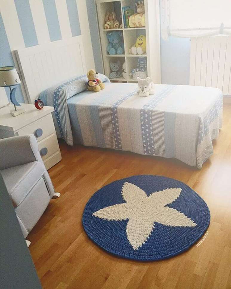 46. No quarto infantil, invista em tapete de crochê com estampas diferentes – Foto: Dicas de Mulher