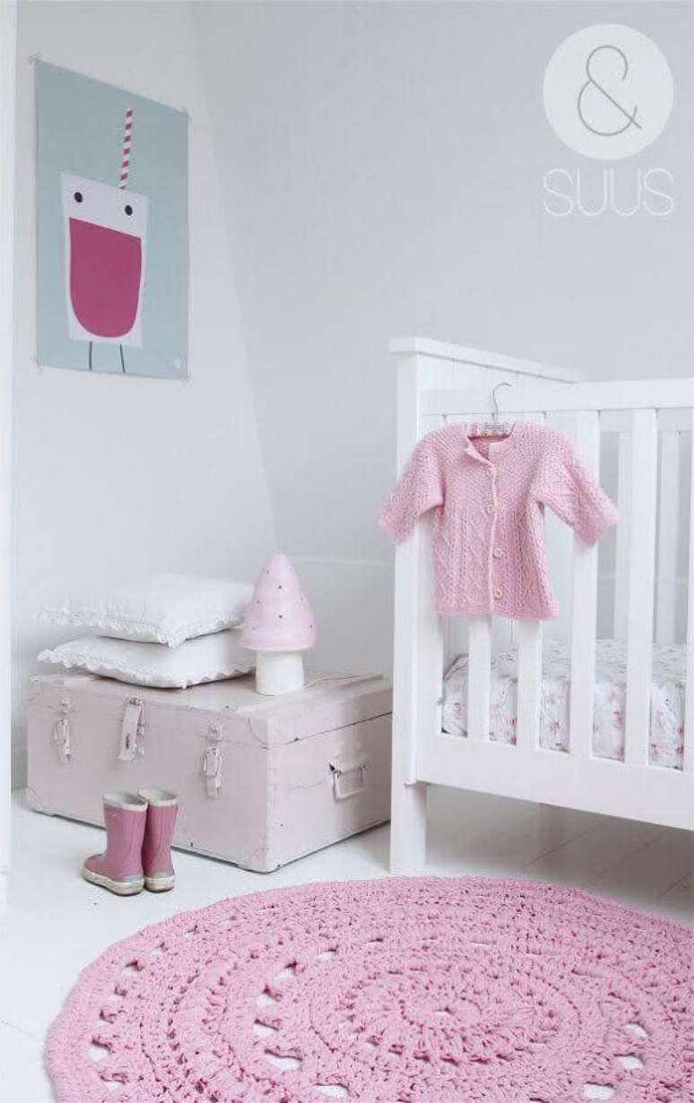 23. Decoração com tapete de crochê rosa para quarto de bebê feminino – Foto: Etsy