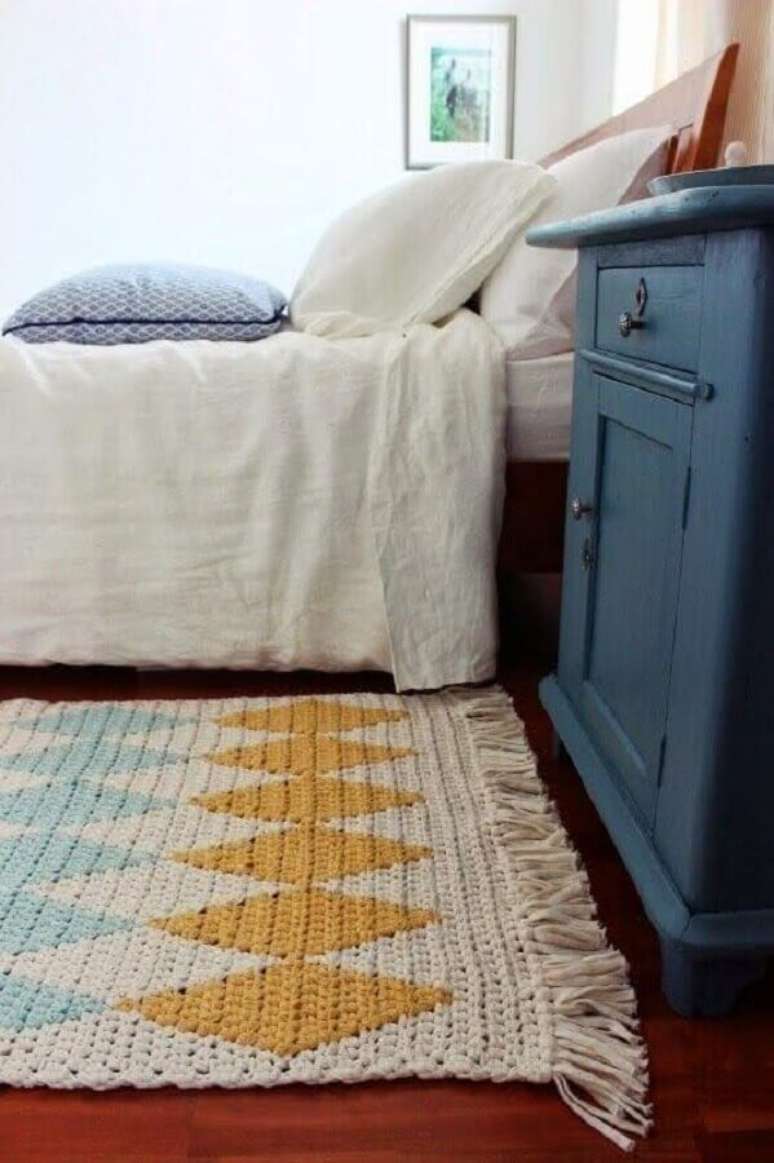 106. Tapete de crochê quadrado com detalhes coloridos para decoração de quarto – Foto: Muito Chique