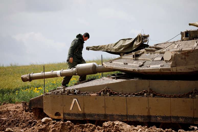 Soldado israelense em tanque na fronteira com Gaza, no sul de Israel
25/03/2019
REUTERS/Amir Cohen