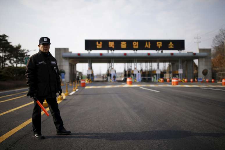 Guarda sul-coreano em rodovia de Paju, na Coreia do Sul, que leva a Kaesong, na Coreia do Norte
11/02/2016
REUTERS/Kim Hong-Ji