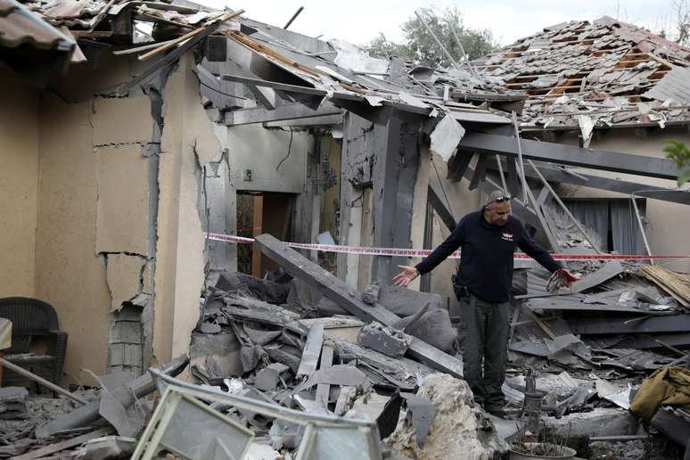Autoridade policial inspeciona casa que ficou destruída após ser atingida por míssil ao norte de Tel Aviv, em Israel
25/03/2019
REUTERS/ Ammar Awad 