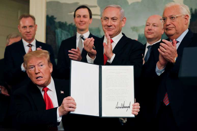 Presidente dos EUA, Donald Trump, mostra proclamação em que Estados Unidos reconhecem soberania de Israel sobre Colinas de Golã enquanto primeiro-ministro de Israel, Benjamin Netanyahu, aplaude
25/03/2019 REUTERS/Carlos Barria