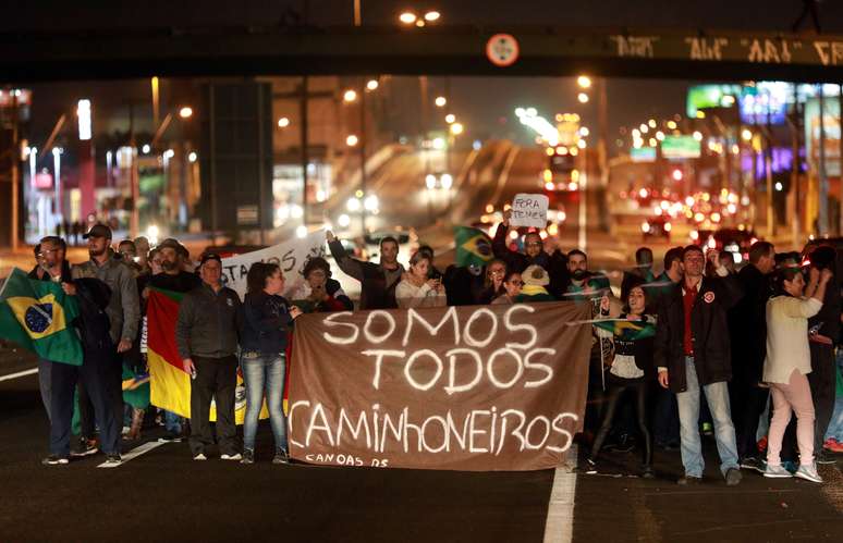 Manifestantes protestam durante greve dos caminhoneiros. 25/5/2018. The sign reads "We are all truckers". REUTERS/Diego Vara - 