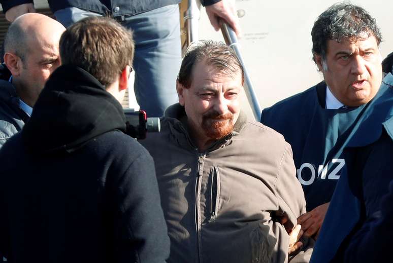 Ex-guerrilheiro italiano Cesare Battisti &eacute; escoltado por policiais em aeroporto de Roma
14/01/2019 REUTERS/Max Rossi 