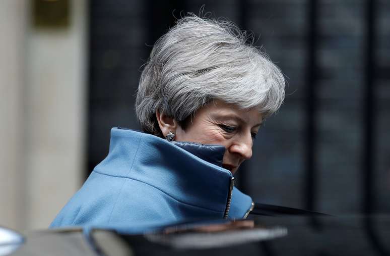 Primeira-ministra britânica, Theresa May, do lado de fora da residência oficial em Londres
25/03/2019 REUTERS/Peter Nicholls 