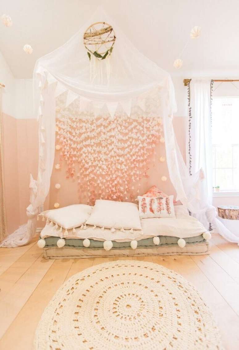 34. Tapete redondo simples de crochê para decoração de quarto feminino com estilo boho – Foto: To Be Mrs. Collier