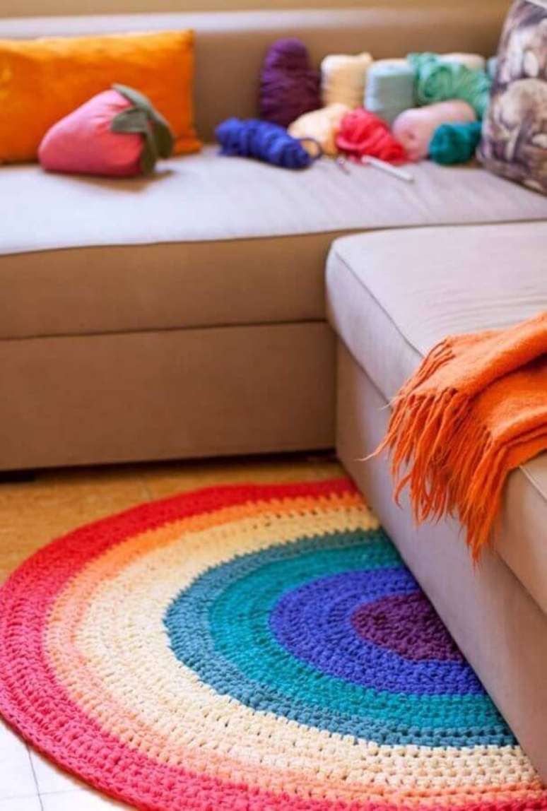 110. Invista me peças coloridas de crochê para compor a decoração – Foto: Pinterest