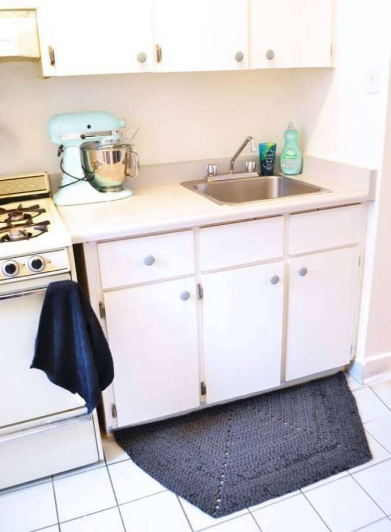 92. Decora&ccedil;&atilde;o simples com tapete de croch&ecirc; para cozinha &ndash; Foto: Pop Shop America