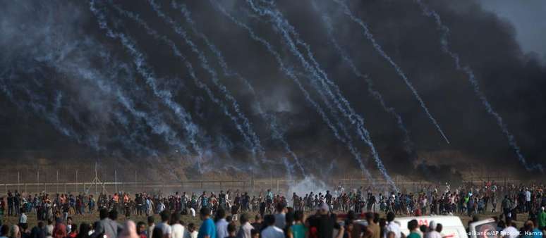 Chuva de gás lacrimogêneo em protesto palestino na fronteira com Israel em julho de 2018