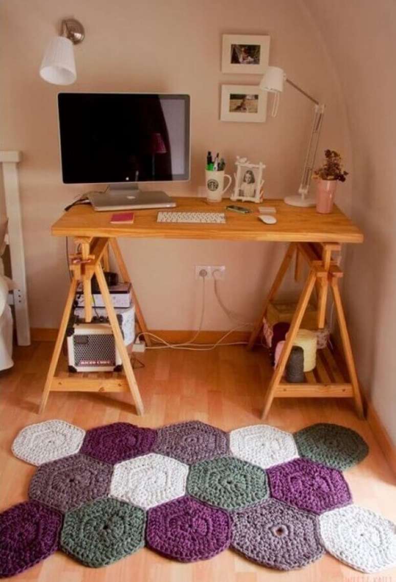 58. Decoração de home office com modelo diferente de tapete de crochê colorido – Foto: Detalhes Mágicos