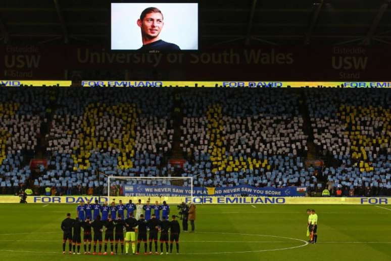 Homenagem feita pelo Cardiff em jogo da Premier League (Foto: AFP)