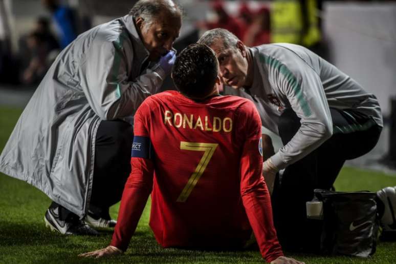 CR7 lesionado em campo (Foto: AFP)