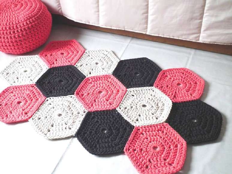 57. Modelo de tapete diferente de crochê rosa, preto e branco – Foto: Apartment Therapy Marketplace